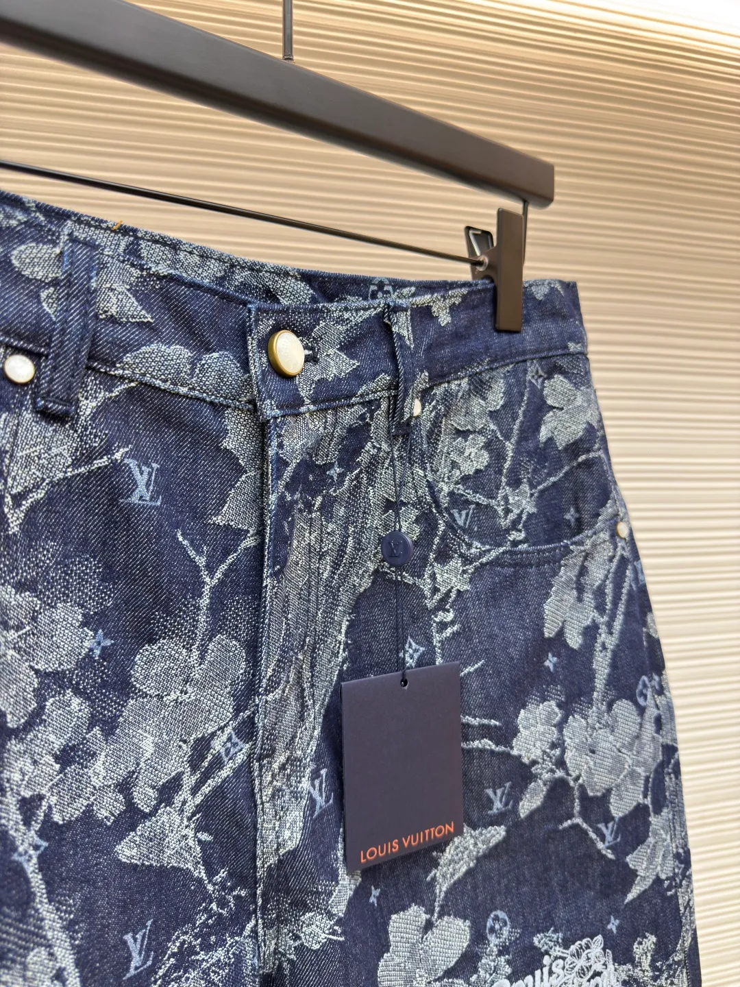 LOUIS VUITTON floral embroidered letter shorts ●Authentic product: Purchased and developed by 14299 ●Item number: 1680179-B15 ●Fabric: denim fabric ●Technology: jacquard production ●Version: fitted version ●Weight: about 540 grams ●Size: 30-32-34-36 ●Description: Made of customized cotton jacquard denim fabric, 100% cotton imported yarn, decorated with floral and surf pattern designs throughout, Monogram pattern is depicted on it, the jacquard is integrated with the fabric, and the placket is molded with customized pearlescent buttons with LV letter logo, truly 1:1 copy. The overall wiring is straight and delicate, the fabric is comfortable and soft, and the color is consistent without color difference. It can be matched with the same style to create a fashionable look and control various occasions. Customized accessories, complete with three standards, same style for men and women!